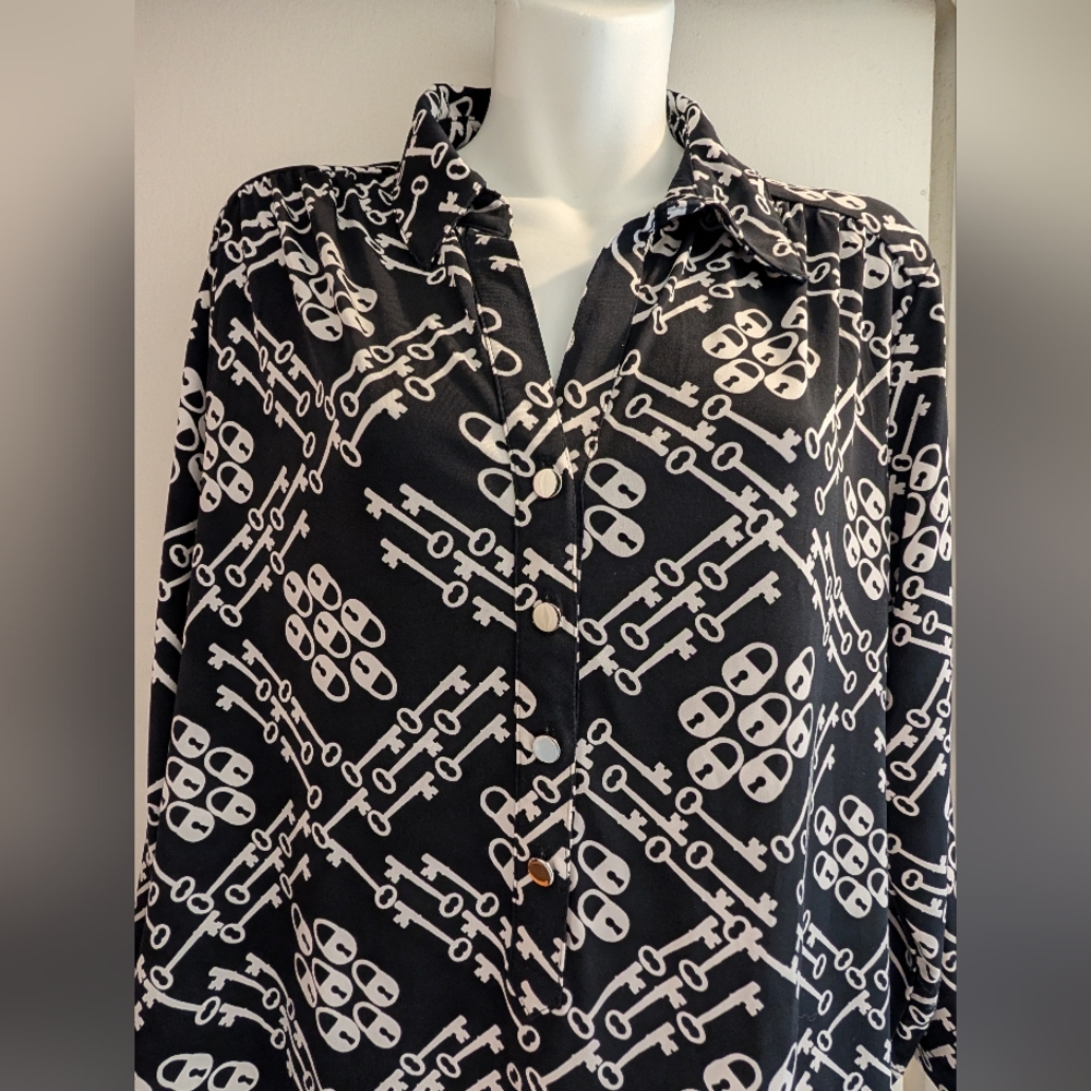 Alfani Black and White Key Print Blouse. Polyester. Xl